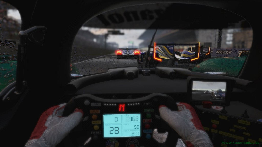 El interior también está bien representado en los coches y la lluvia... el asfalto... Detalles no faltan. El interior también está bien representado en los coches y la lluvia... el asfalto... Detalles no faltan.