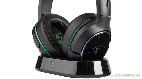 La base de carga para los auriculares Turtle Beach Elite 800X para Xbox One es magnética y sin cables. La base de carga para los auriculares Turtle Beach Elite 800X para Xbox One es magnética y sin cables.