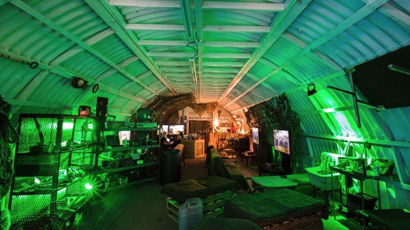 Armas, barbacoas, menús racionados y todo tipo de recursos de supervivencia ambientan el gaming bunker de State of Decay 2.